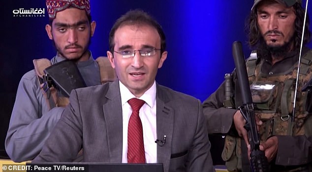 आधुनिक तालिवान शासनः समाचार प्रस्तोताको काँधमा तेर्साइन्छ बन्दूकको नाल