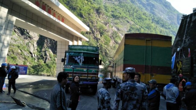 वर्षाले तातोपानी नाका ठप्पजस्तै, दैनिक दुई कन्टेनर मात्र भित्रिन्छन्