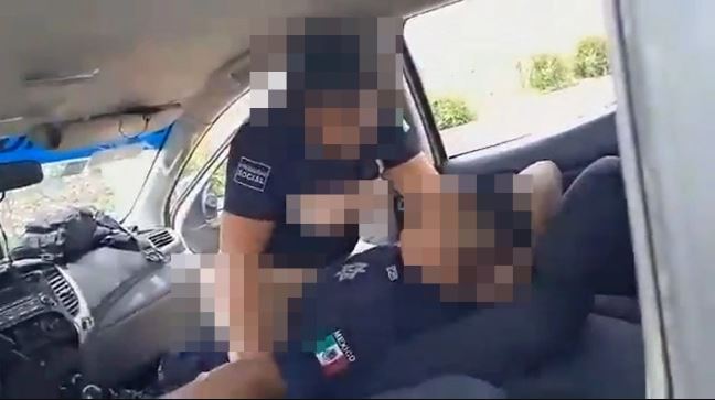 पुलिस कारमा युनिफर्ममै यौन सम्बन्ध राख्ने २ पुलिस अधिकारी भिडियो बाहिरिएपछि बर्खास्त