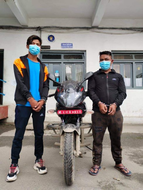 हराएको मोटरसाइकलसहित २ जना प्रहरी नियन्त्रणमा