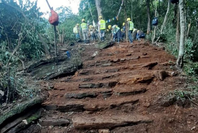 मातातिर्थमा नयाँ पदमार्ग बनाउन जुटे पर्यटन क्षेत्रका श्रमिक