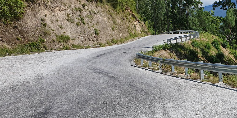 चार दिनदेखि अवरुद्ध मध्यपहाडी लोकमार्ग अझै खुलेन