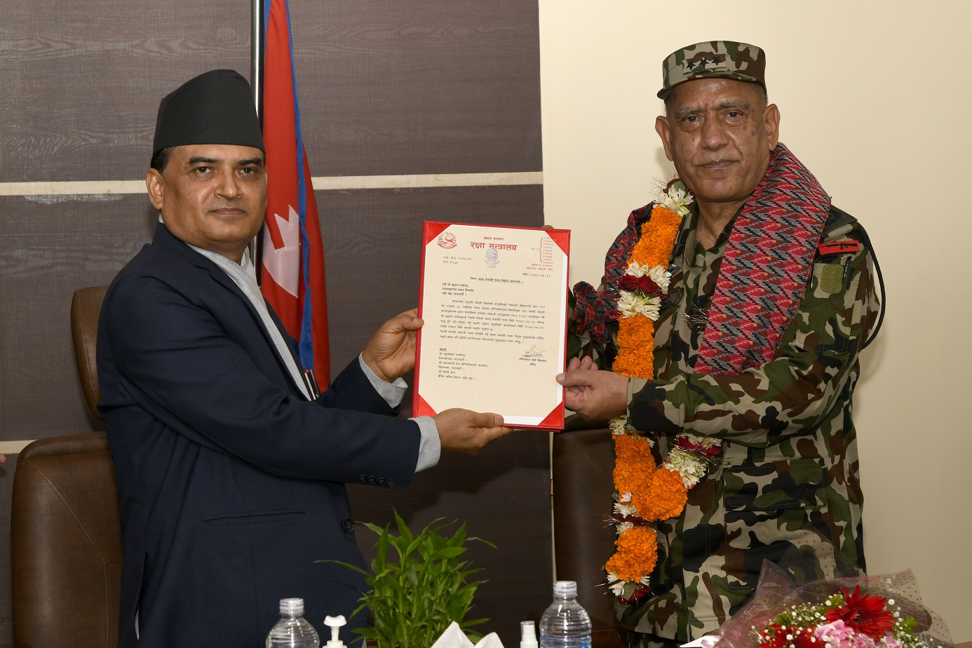 नयाँ प्रधानसेनापतिलाई नियुक्तिपत्र