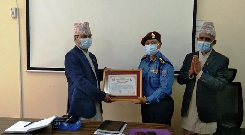 रथयात्रा कुशलतापूर्वक सम्पन्न गरेको भन्दै  ललितपुर प्रशासनद्वारा सुरक्षा अधिकारी सम्मानित