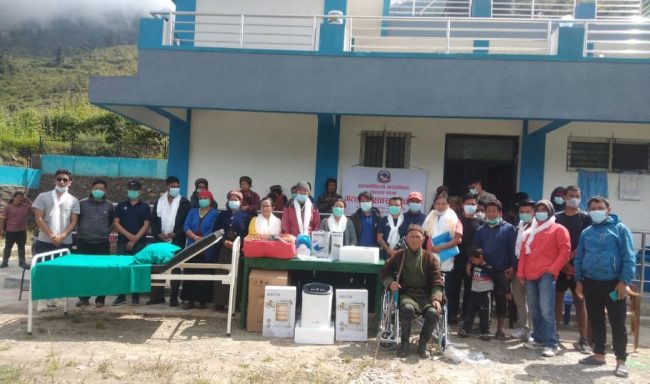 सामाजसेवी तथा नर्स प्रतिमा द्वारा गत्लाङमा अक्सिजन लगायत स्वास्थ्य सामाग्री हस्तान्तरण