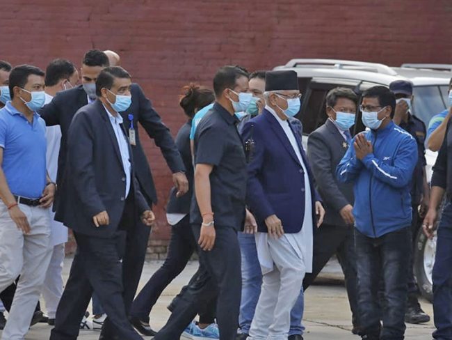 नेपाल-भारतको फुटबल हेर्न एमाले अध्यक्ष ओली पुगे दशरथ रंगशाला