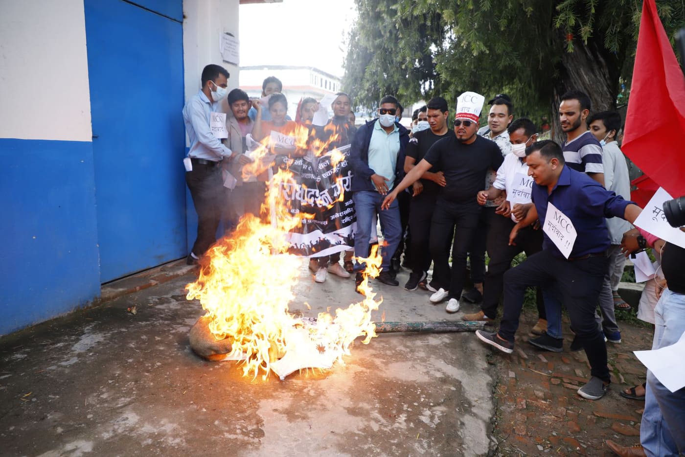 माधव नेपालनिकट अनेरास्ववियुले गृहमन्त्रीको पुत्ला जलायो