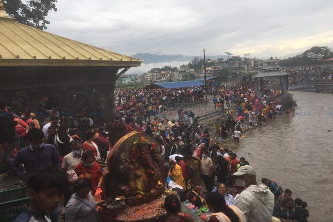 बाबुको मुख हेर्ने पर्वमा गाेकर्णेश्वर मन्दिरमा भक्तजनकाे घुइँचाे (फाेटाेफिचर)