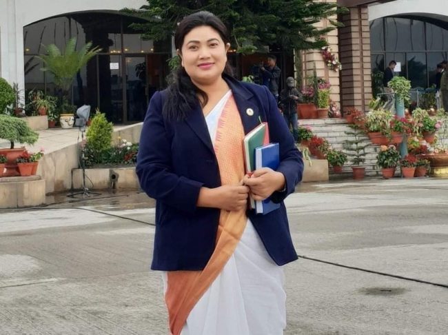 कक्षा १२ को परीक्षा दिँदै शान्ता चौधरी