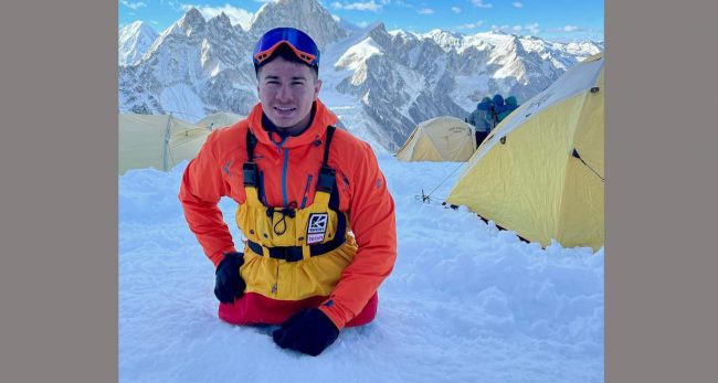 दुवै खुट्टा गुमाएका रुस्थम नबिव मनास्लु हिमाल आरोहण गर्दै