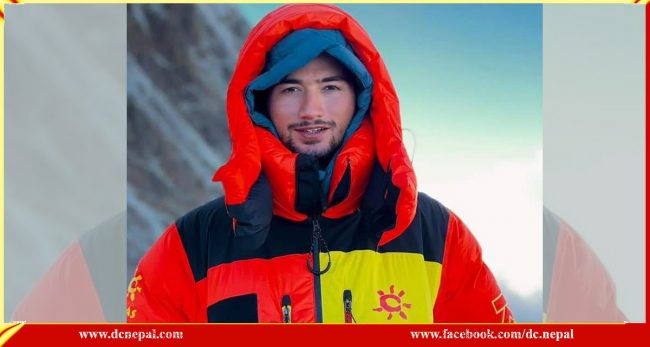 सरगमाथा र माउन्ट केटु हिमाल चढिसकेका पाकिस्तानका कान्छा आरोही मनास्लुको चुचुरोमा