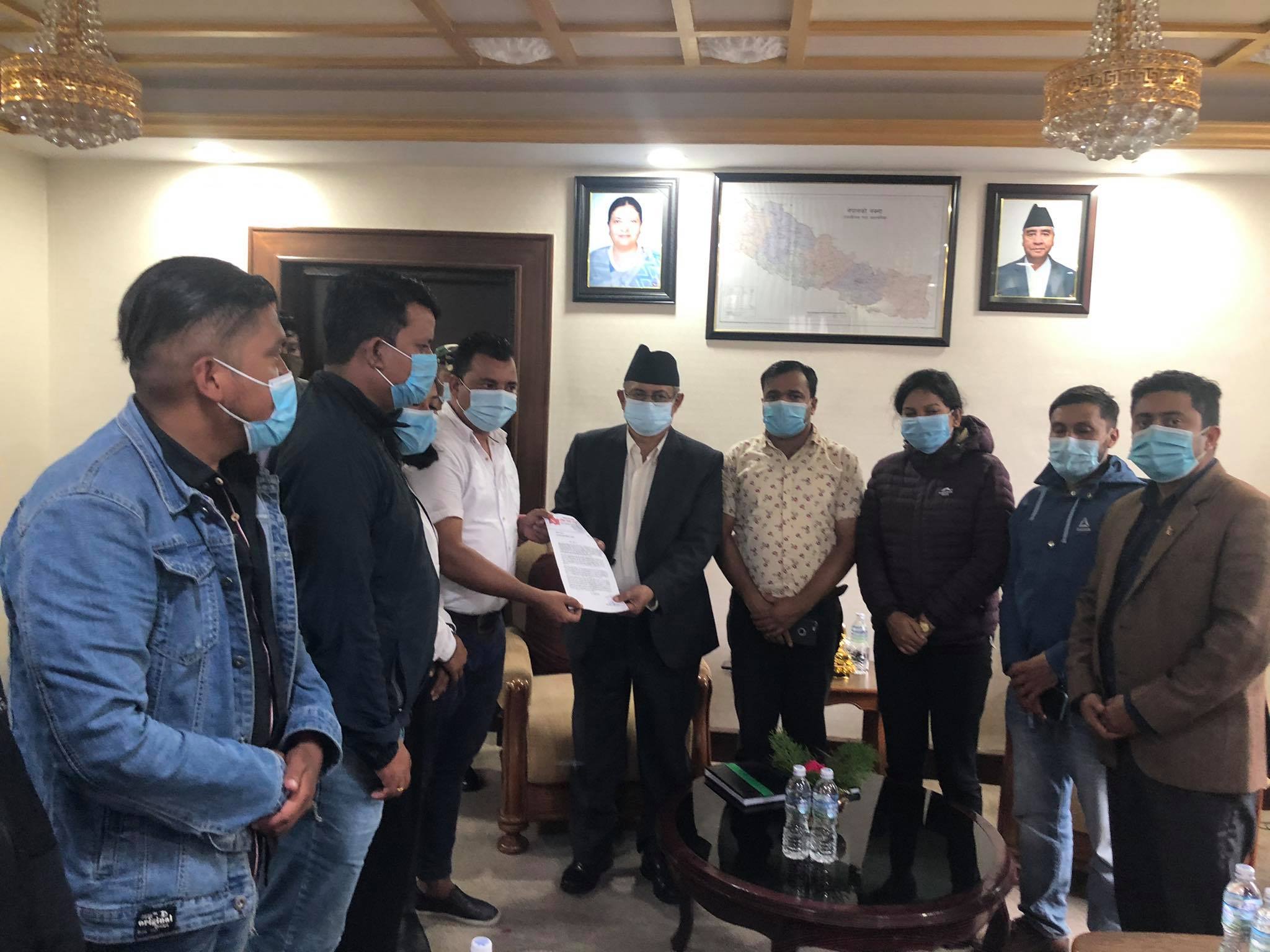 खाद्यान्नमा भएको कालोबजारी नियन्त्रण गर्न गृहमन्त्रीसँग आग्रह