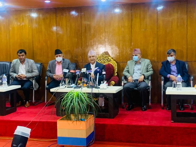 सम्पादकहरुसँग ओलीको गुनासो– संविधान मिचिँदा सञ्चार माध्यम मौन बसे