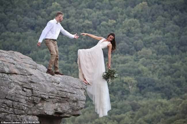 ‘वेडिङ फोटोशुट’का क्रममा १९०० फिट उचाइमा बेहुलीले श्रीमानको हात छोडेपछि…