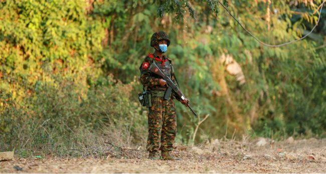 म्यानमारमा सेना र विद्रोहीबीच भीषण युद्ध, विद्यार्थीहरुसहित ठूलो संख्यामा गाउँलेहरु मारिए