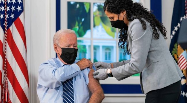 जो बाइडेनले कोरोनाभाइरस खोपको तेस्रो डोज लगाएपछि गरिब देश रिसाए