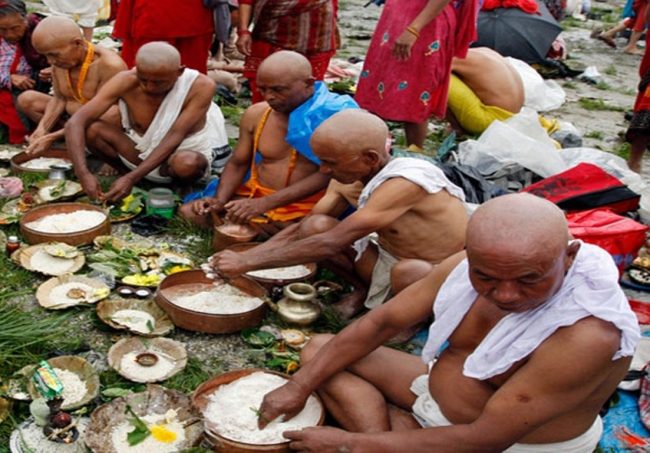 सोह्र श्राद्ध  : आजबाट दिवङ्गत पितृका नाममा तर्पण, सिदादान र पिण्डदान गरिँदै