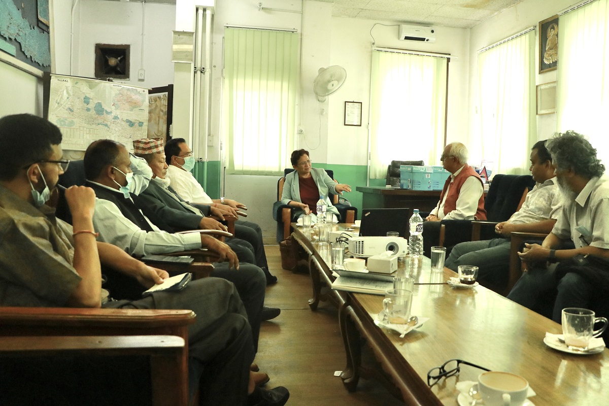 विद्युतीय बस सञ्चालनमा ऊर्जामन्त्रीको चासो