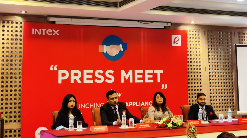 राजनीति छाेडेकी नायिका करिश्माले थालिन् व्यापार