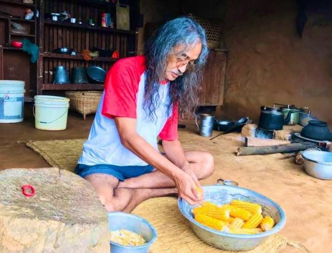 ग्रामीण परिवेशमा रमाइरहेका गायक अमृत