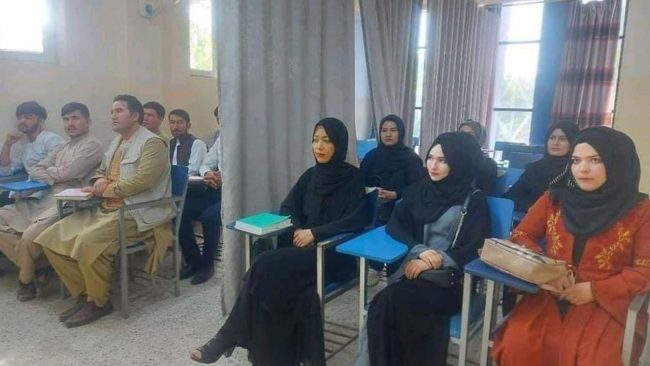 अफगानिस्तानका कलेजमा पढाइ सुरु, कक्षाकोठामा छात्र र छात्राहरुको बीचमा पर्दा