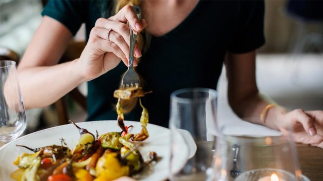 रेष्टुरेन्टमा खाना खाएपछि बिल देख्दा सातो गयो, एउटै आइटमको मूल्य १ लाखभन्दा बढी !