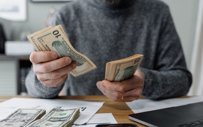 मालिकले दिएको तलब बोकेर घर लैजाँदा कर्मचारीको पसिना छुट्यो