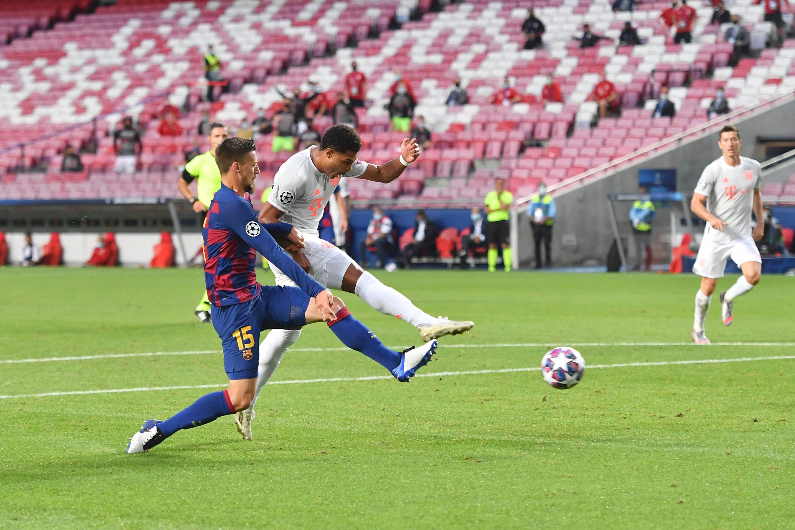 बार्सिलोनाको लज्जास्पद हार, म्युनिखको सहज जित