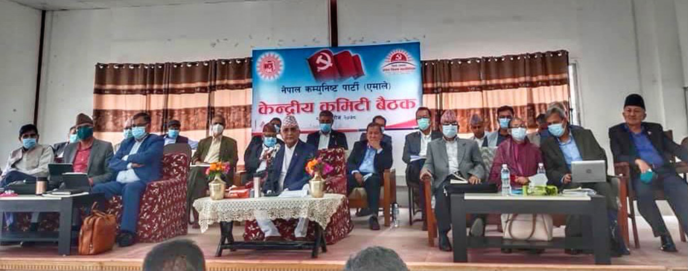 एमाले केन्द्रीय कमिटी बैठकमा टोलीनेता प्रतिवेदनमाथि सुझाव राख्दै