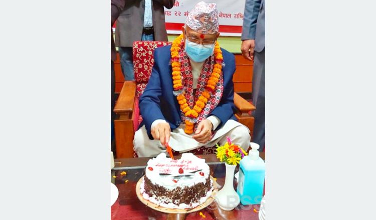 केक काट्दै केपी ओली