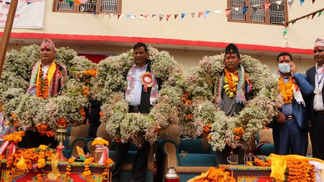 भवन उद्घाटन गर्न हेलिकोप्टरबाट डोल्पा पुगेका मुख्यमन्त्री शाहीलाई ४० किलोको माला