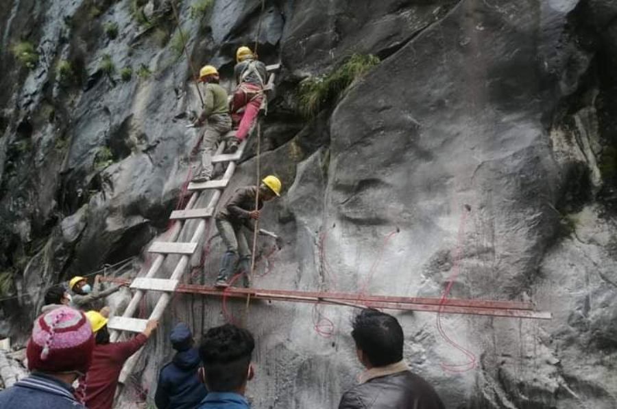 बाढीले बगाएको मनाङ बिस्तारै उठ्दै