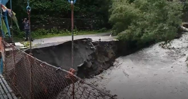 हेलम्बु र मनाङको सडक दशैँअघि सुचारु गर्न मुश्किल