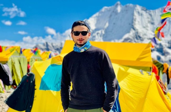 सरगमाथा र माउन्ट केटु हिमाल चढिसकेका पाकिस्तानका कान्छा आरोही मनास्लु चढ्दै