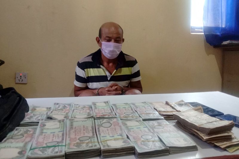 लिफ्ट माग्दै चालकलाई नै ढुंगाले हानेर १४ लाख लुट्ने पक्राउ