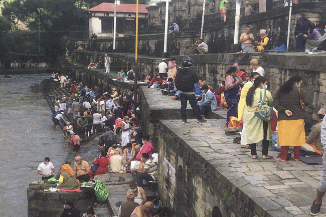 साेह्र श्राद्ध सुरू : पशुपतिमा पहिलाे दिनकाे पितृका नाममा तर्पण गर्दै श्रद्धालु (फाेटाेफिचर)