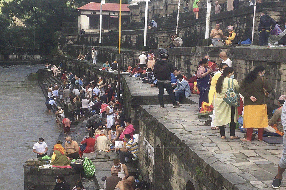 साेह्र श्राद्ध सुरू : पशुपतिमा पहिलाे दिनकाे पितृका नाममा तर्पण गर्दै श्रद्धालु (फाेटाेफिचर)