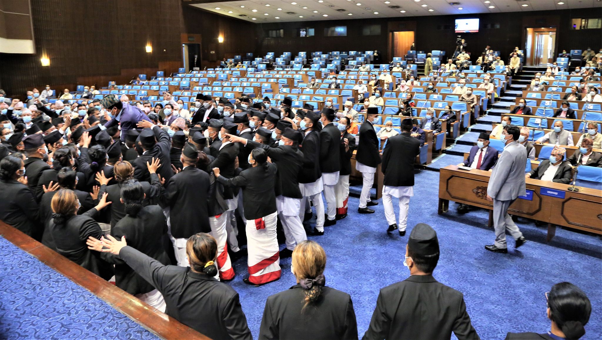 एमाले सांसदको नाराबाजीबीच संसद् बैठकमा राष्ट्रिय दलित आयोगको प्रतिवेदन पेस