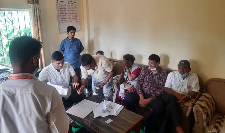 त्रियुगाका मेयरसहित ६ जनप्रतिनिधिले त्यागे एमाले