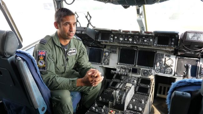 रनवेमा आतंकवादीका गाडीहरु दौडिएकै अवस्थामा पाइलटले विमान उडाएर हजारौंलाई बचाए