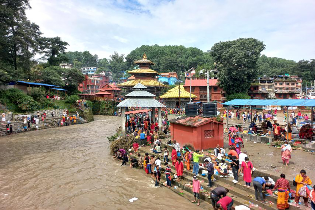 गाेकर्णेश्वर मन्दिरमा भक्तजनकाे घुइँचाे (फाेटाेफिचर)
