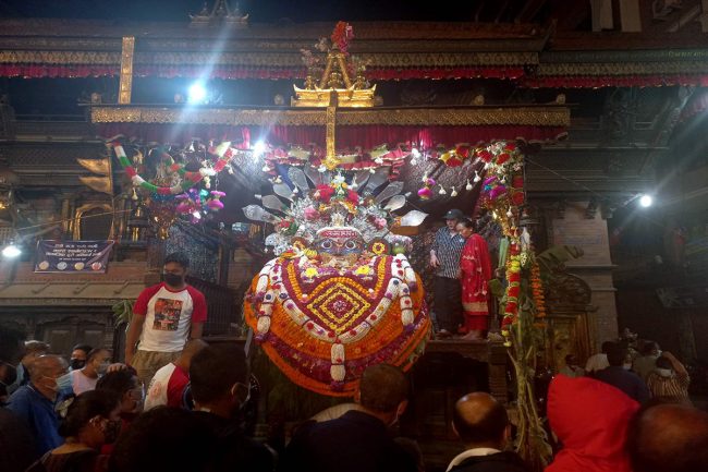 श्वेत भैरवकाे मुखबाट खसालिने प्रसाद बुधबार राति पुरूषले खाए (फाेटाेफिचर)