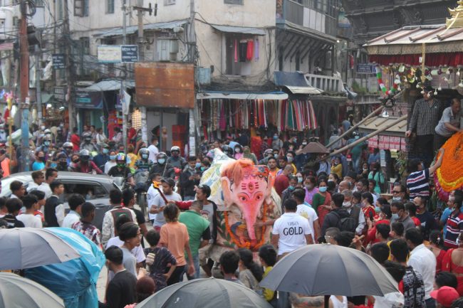 कोरोनालाई चुनौती दिँदै दसैंकाे शपिङ गर्नेकाे भीड  (फोटोफिचर)