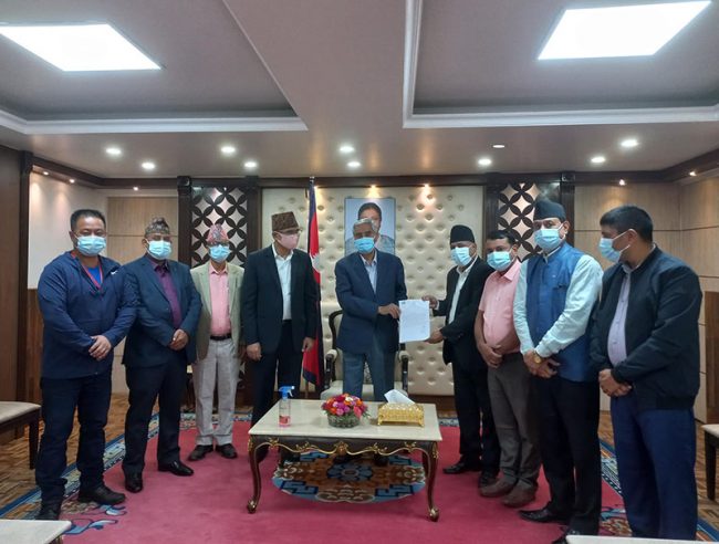 प्रधानमन्त्री देउवा भेट्न एमाले उपमहासचिव पौडेल बालुवाटारमा