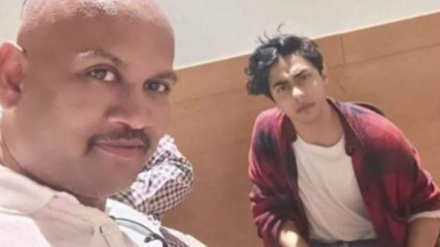 आर्यन खानलाई हिरासतमा लिइएपछि उनीसँग सेल्फी लिने व्यक्ति गिरफ्तार