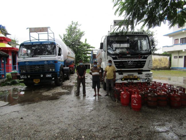 बुलेटबाट ग्यास चोरी गरी सिलिन्डरमा भरेर बिक्री गर्ने तीन जना पक्राउ