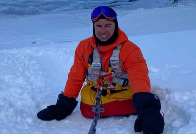 दुबै खुट्टा गुमाएर शारीरिक अपाङ्गता भएका नबिवले गरे मनास्लुको सफल आरोहण