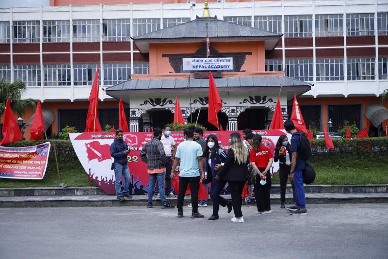 अखिल क्रान्तिकारीको नेतृत्वमा कसको पल्लाभारी?