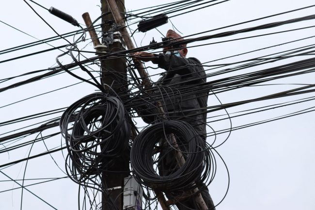 पोल भाडा नतिर्ने इन्टरनेट सेवा प्रदायकको तार काट्न सुरु