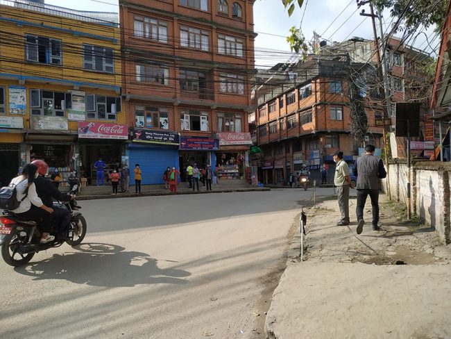 यातायात व्यवसायीकाे सडकमै गाडी तेर्साएर आन्दोलन, यात्रुलाई सास्ती